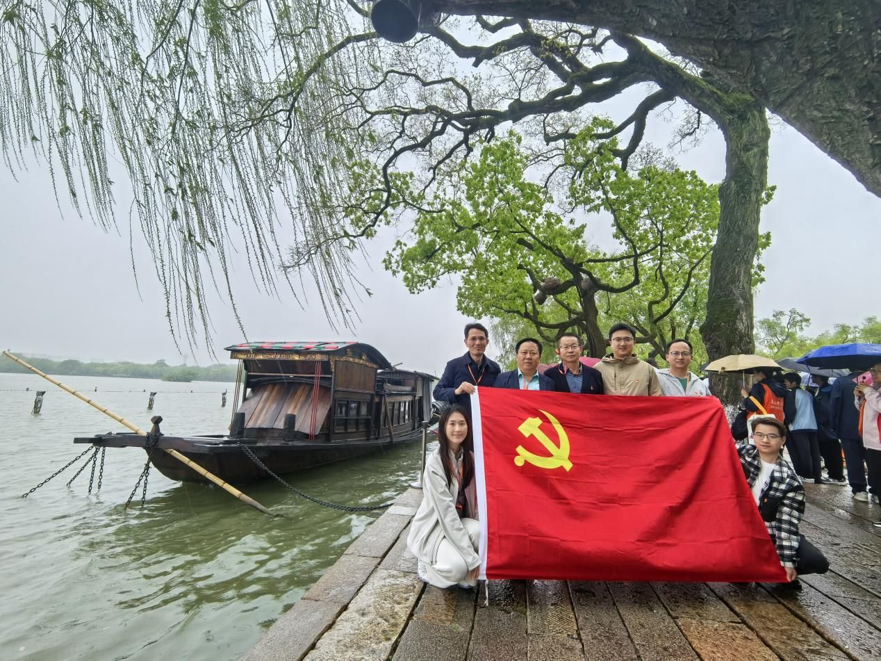 卓越医师学院党委组织开展主题党日活动