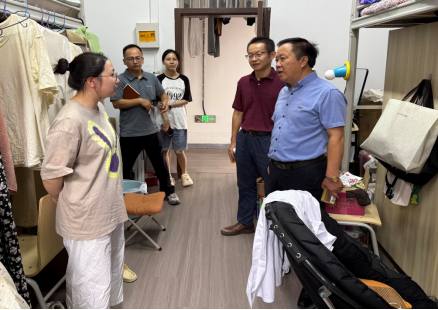 院领导带队深入学生宿舍走访慰问返校学生