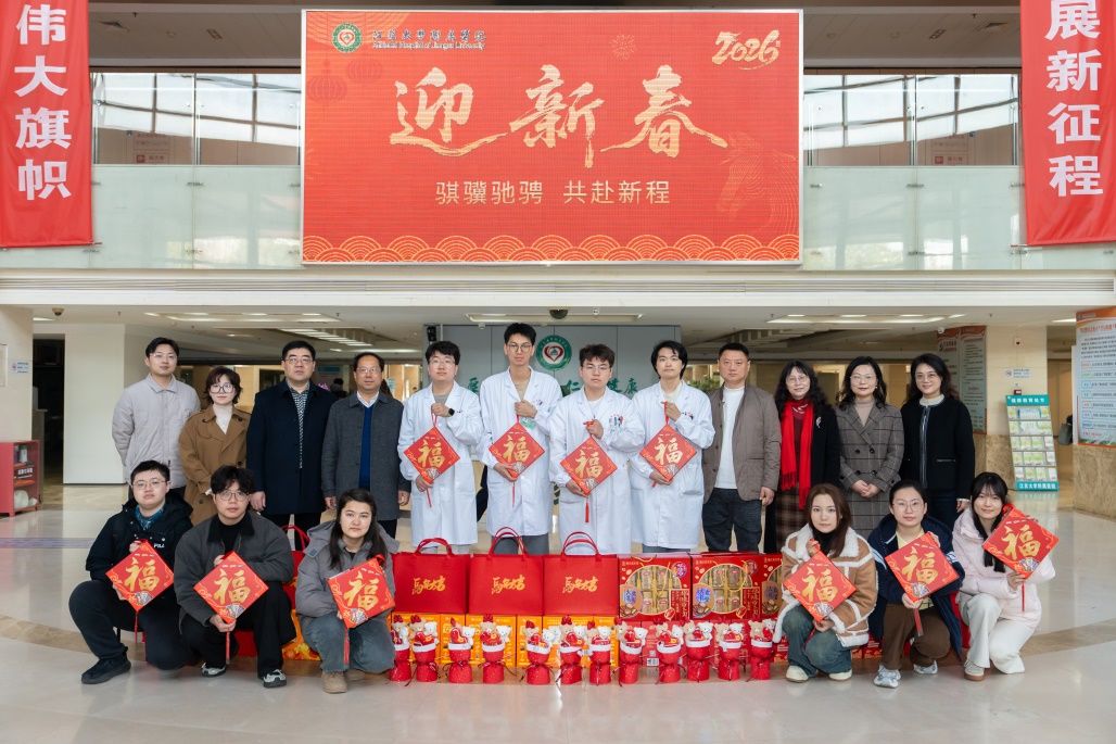 学校和学院领导看望慰问除夕留校学生